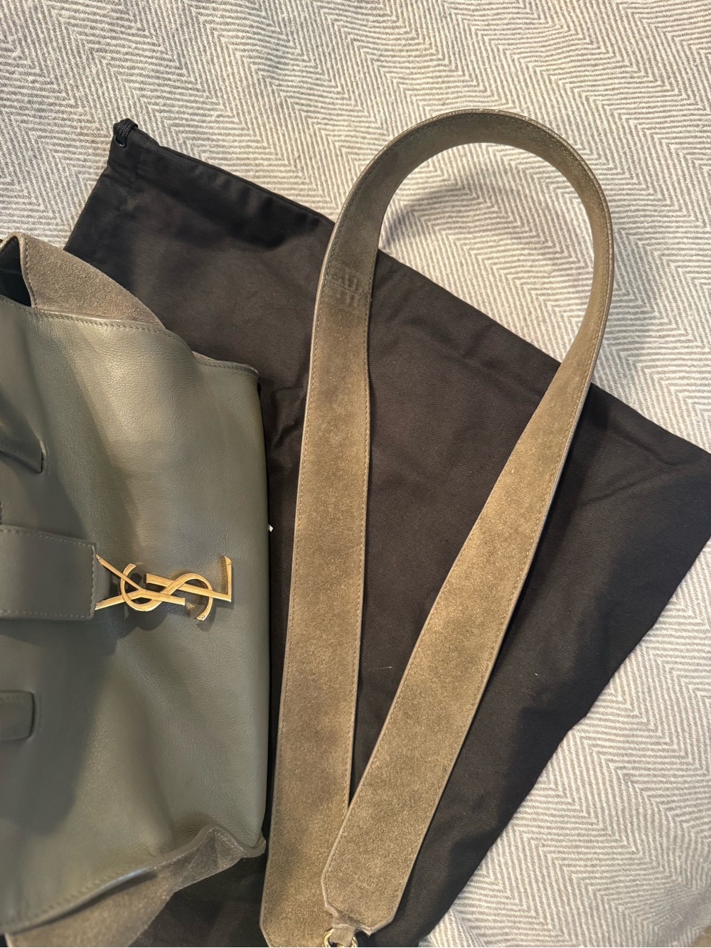 SAINT LAURENT Calfskin Baby Monogram Downtown Cabas Earth
Saint Laurent - Picture 3 of 12